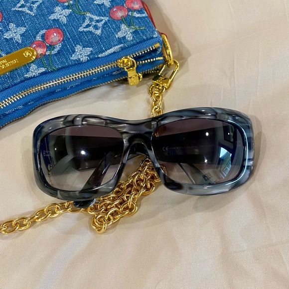 Wavy 🌊GUCCI GG rhinestone Sunglasses with case EUC - Picture 2 of 14